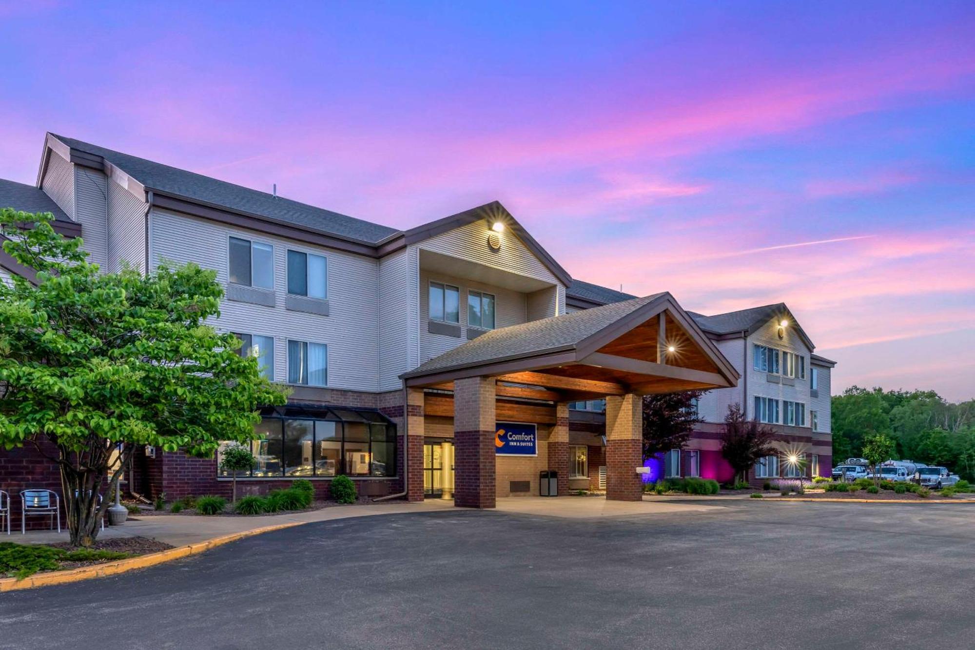 Comfort Inn & Suites New Lisbon Exterior photo